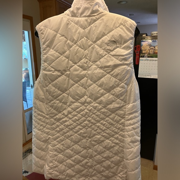 $140 The North Face Mossbud Reversible White Vest. Like new condition. Size XL. - Picture 6 of 13